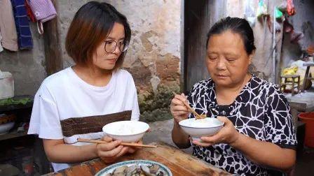 农村婆婆吃瓜视频,接地气的生活瞬间