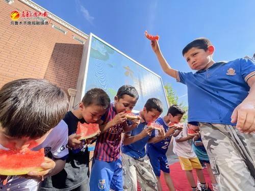 球赛  吃瓜  小孩,吃瓜群众与孩子们的欢乐盛宴